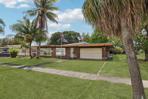 Casa en venta en Hialeah, Florida, 2 dormitorios, 145.3 m2 № 2062259 - foto 6