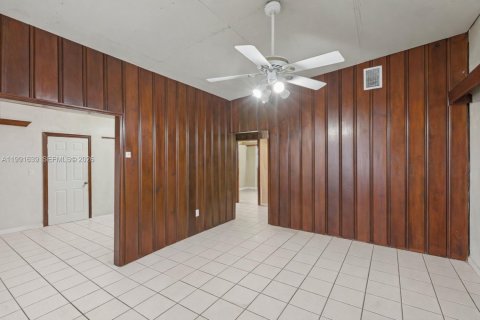 Casa en venta en Hialeah, Florida, 2 dormitorios, 145.3 m2 № 2062259 - foto 9