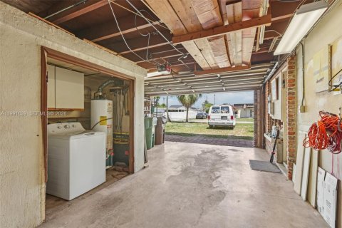 Casa en venta en Hialeah, Florida, 2 dormitorios, 145.3 m2 № 2062259 - foto 25