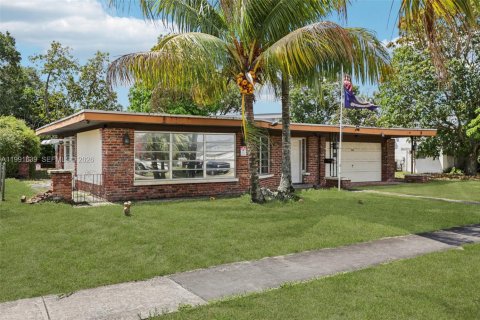 Casa en venta en Hialeah, Florida, 2 dormitorios, 145.3 m2 № 2062259 - foto 4
