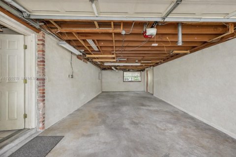 Casa en venta en Hialeah, Florida, 2 dormitorios, 145.3 m2 № 2062259 - foto 26