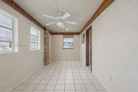 Casa en venta en Hialeah, Florida, 2 dormitorios, 145.3 m2 № 2062259 - foto 11