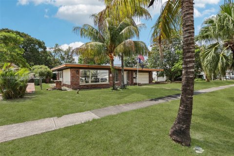 Casa en venta en Hialeah, Florida, 2 dormitorios, 145.3 m2 № 2062259 - foto 3