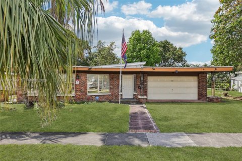 Casa en venta en Hialeah, Florida, 2 dormitorios, 145.3 m2 № 2062259 - foto 2