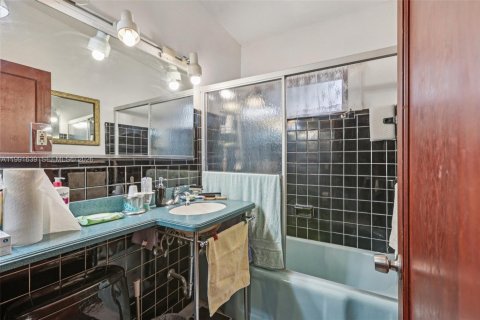 Casa en venta en Hialeah, Florida, 2 dormitorios, 145.3 m2 № 2062259 - foto 22