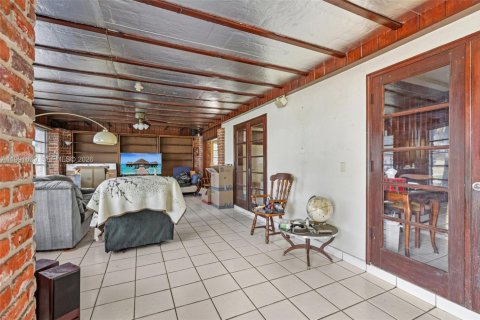 Casa en venta en Hialeah, Florida, 2 dormitorios, 145.3 m2 № 2062259 - foto 12