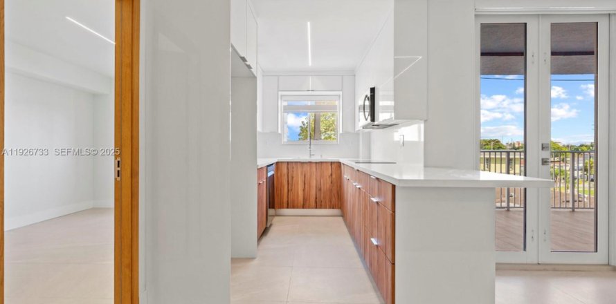 Condo in Miami, Florida, 3 bedrooms  № 1986617