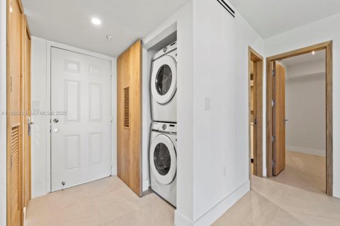 Condo in Miami, Florida, 3 bedrooms  № 1986617 - photo 17