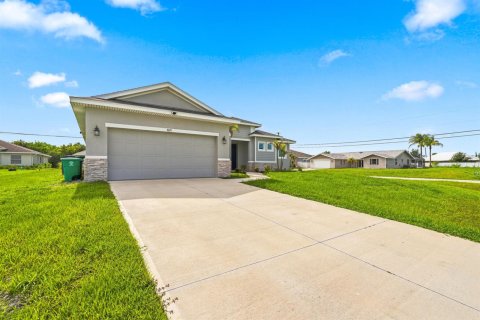 House in Port St. Lucie, Florida 3 bedrooms, 191.29 sq.m. № 2171816 - photo 2