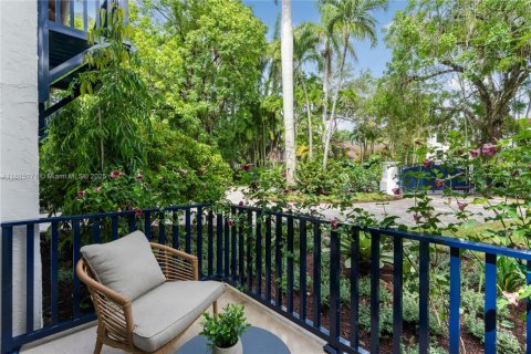 House in Miami, Florida 6 bedrooms, 507.06 sq.m. № 1937309 - photo 19