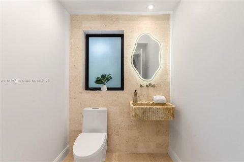 Villa ou maison à vendre à Miami, Floride: 6 chambres, 507.06 m2 № 1937309 - photo 16