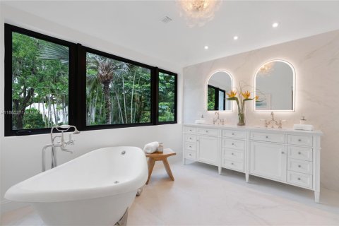 House in Miami, Florida 6 bedrooms, 507.06 sq.m. № 1937309 - photo 26