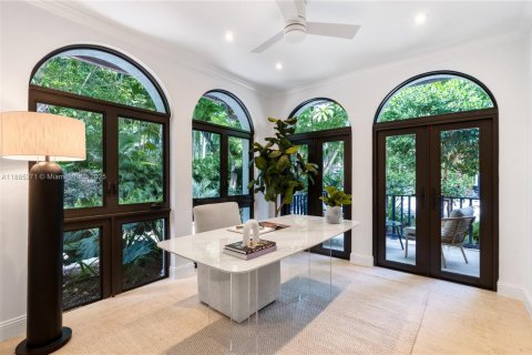 House in Miami, Florida 6 bedrooms, 507.06 sq.m. № 1937309 - photo 15