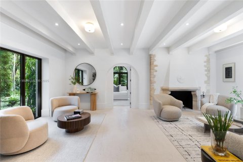 House in Miami, Florida 6 bedrooms, 507.06 sq.m. № 1937309 - photo 5