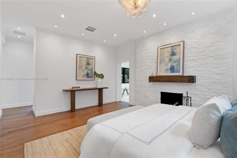 House in Miami, Florida 6 bedrooms, 507.06 sq.m. № 1937309 - photo 25