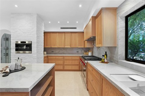 House in Miami, Florida 6 bedrooms, 507.06 sq.m. № 1937309 - photo 10