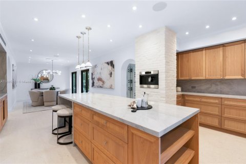 House in Miami, Florida 6 bedrooms, 507.06 sq.m. № 1937309 - photo 9