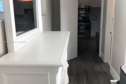 House in Fort Lauderdale, Florida 1 bedroom, 46.45 sq.m. № 1939207 - photo 7