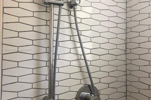 House in Fort Lauderdale, Florida 1 bedroom, 46.45 sq.m. № 1939207 - photo 9