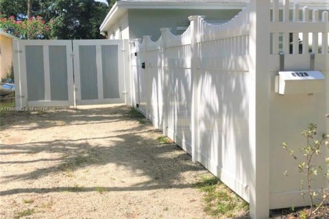 House in Fort Lauderdale, Florida 1 bedroom, 46.45 sq.m. № 1939207 - photo 25