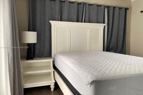 House in Fort Lauderdale, Florida 1 bedroom, 46.45 sq.m. № 1939207 - photo 13