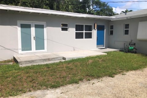 House in Fort Lauderdale, Florida 1 bedroom, 46.45 sq.m. № 1939207 - photo 2