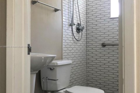 House in Fort Lauderdale, Florida 1 bedroom, 46.45 sq.m. № 1939207 - photo 10