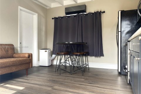 House in Fort Lauderdale, Florida 1 bedroom, 46.45 sq.m. № 1939207 - photo 4