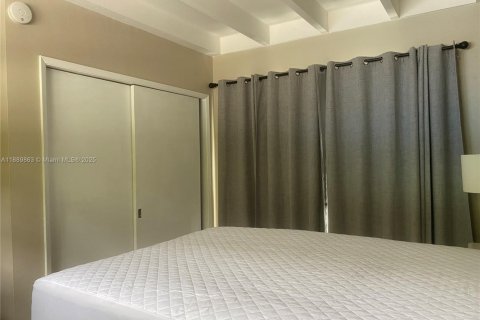 House in Fort Lauderdale, Florida 1 bedroom, 46.45 sq.m. № 1939207 - photo 12