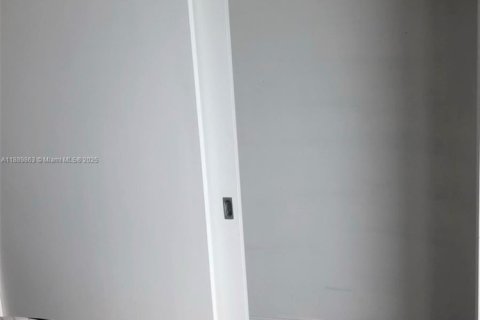 House in Fort Lauderdale, Florida 1 bedroom, 46.45 sq.m. № 1939207 - photo 15