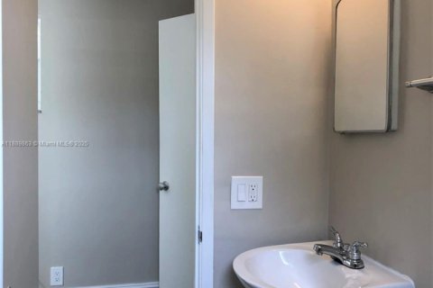 House in Fort Lauderdale, Florida 1 bedroom, 46.45 sq.m. № 1939207 - photo 8
