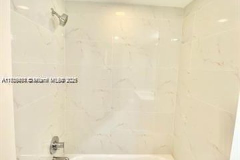 Condominio en venta en North Miami Beach, Florida, 1 dormitorio, 87.05 m2 № 1942704 - foto 7