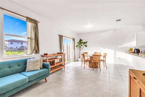 Townhouse in Miami, Florida 3 bedrooms, 157.47 sq.m. № 1779864 - photo 12