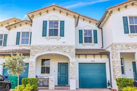 Townhouse in Miami, Florida 3 bedrooms, 157.47 sq.m. № 1779864 - photo 1