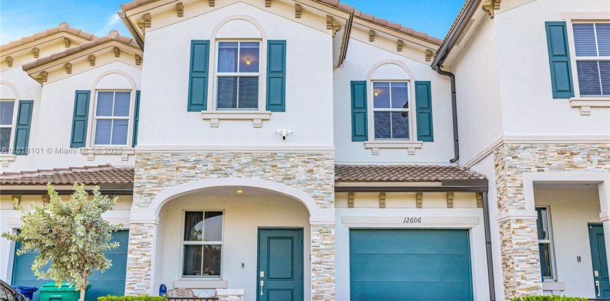 Townhouse in Miami, Florida 3 bedrooms, 157.47 sq.m. № 1779864