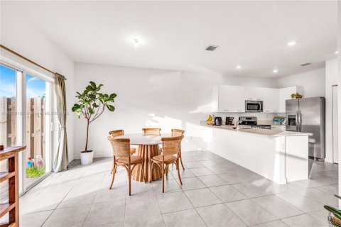 Townhouse in Miami, Florida 3 bedrooms, 157.47 sq.m. № 1779864 - photo 13