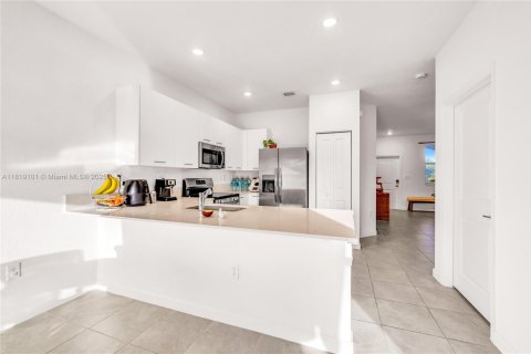 Townhouse in Miami, Florida 3 bedrooms, 157.47 sq.m. № 1779864 - photo 14