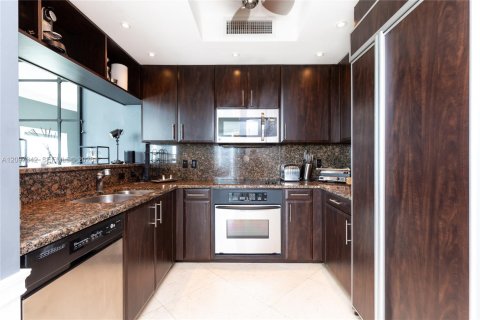 Condo in Miami, Florida, 1 bedroom  № 2394460 - photo 26
