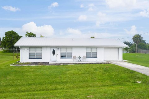 Casa en venta en Fort Myers, Florida, 3 dormitorios, 97.55 m2 № 1924151 - foto 1