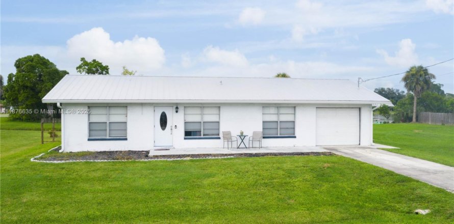 Casa en Fort Myers, Florida 3 dormitorios, 97.55 m2 № 1924151