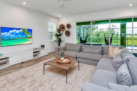 Casa en venta en Kissimmee, Florida, 9 dormitorios, 405.33 m2 № 1548981 - foto 2