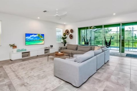 Casa en venta en Kissimmee, Florida, 9 dormitorios, 405.33 m2 № 1548981 - foto 3