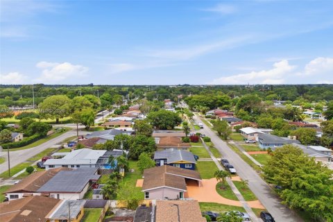 House in Miami Gardens, Florida 4 bedrooms, 147.53 sq.m. № 2074360 - photo 28