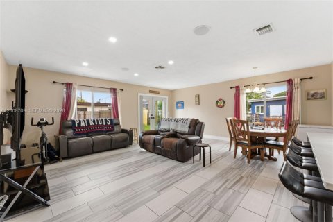 House in Miami Gardens, Florida 4 bedrooms, 147.53 sq.m. № 2074360 - photo 4