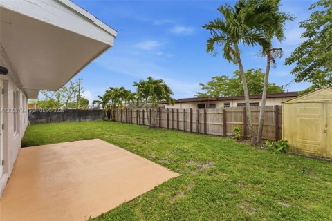 House in Miami Gardens, Florida 4 bedrooms, 147.53 sq.m. № 2074360 - photo 26
