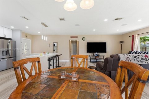 House in Miami Gardens, Florida 4 bedrooms, 147.53 sq.m. № 2074360 - photo 8