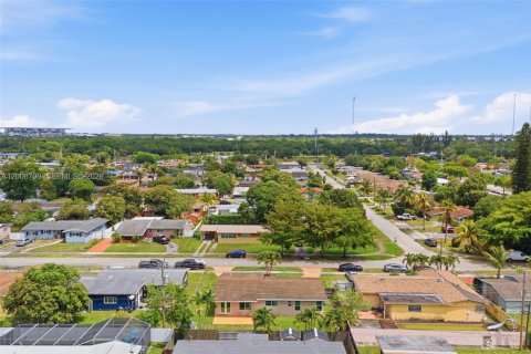 House in Miami Gardens, Florida 4 bedrooms, 147.53 sq.m. № 2074360 - photo 30