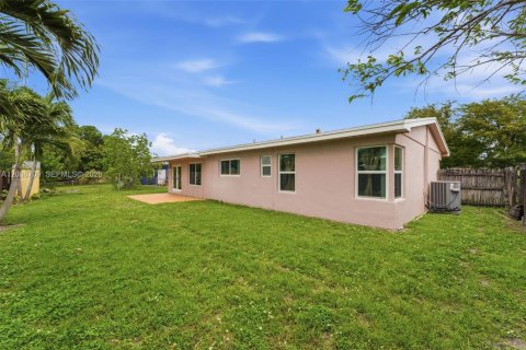 House in Miami Gardens, Florida 4 bedrooms, 147.53 sq.m. № 2074360 - photo 25