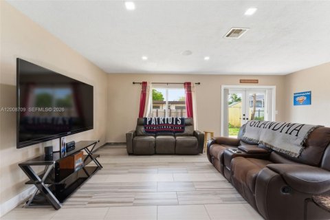 House in Miami Gardens, Florida 4 bedrooms, 147.53 sq.m. № 2074360 - photo 6