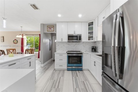 House in Miami Gardens, Florida 4 bedrooms, 147.53 sq.m. № 2074360 - photo 10